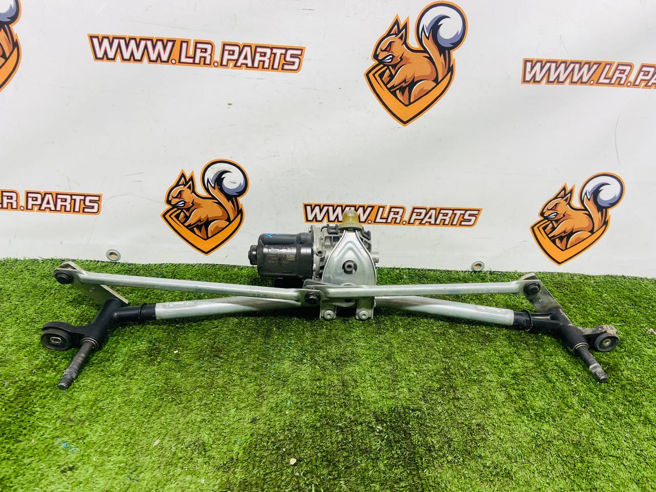 LR154118 Front wiper arm with motor for Range Rover Sport L461 (2023-) Used cost € in stock 1 pcs.