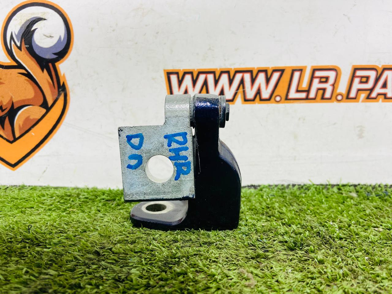 LR157479 Lower right rear door hinge for Range Rover Sport L461 (2023-) Used cost € in stock 1 pcs.