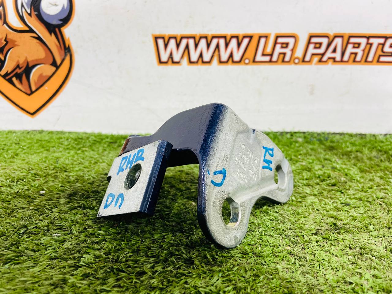 LR157479 Lower right rear door hinge for Range Rover Sport L461 (2023-) Used cost € in stock 1 pcs.