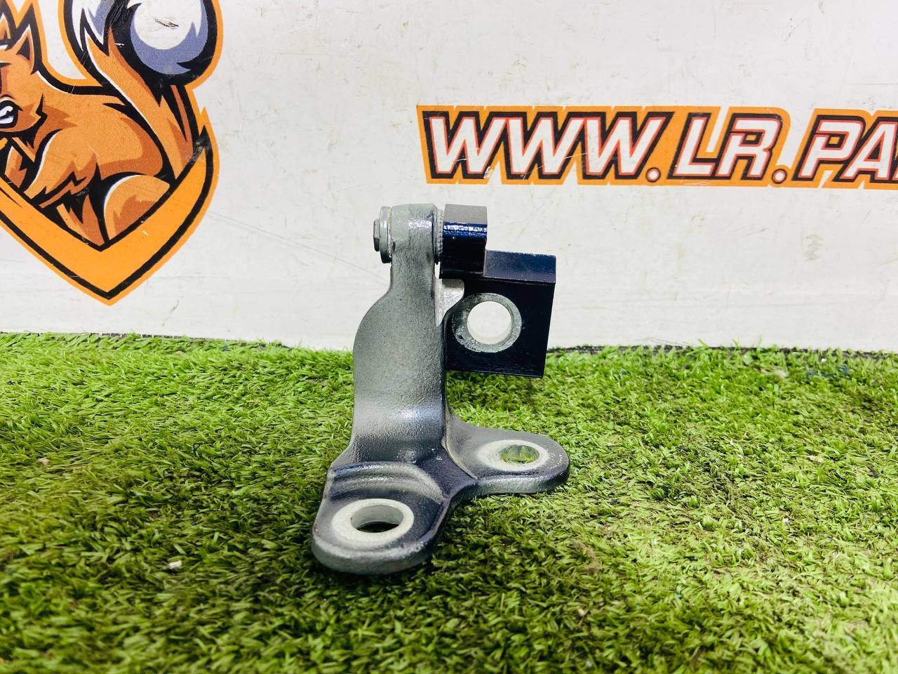 LR157479 Lower right rear door hinge for Range Rover Sport L461 (2023-) Used cost € in stock 1 pcs.