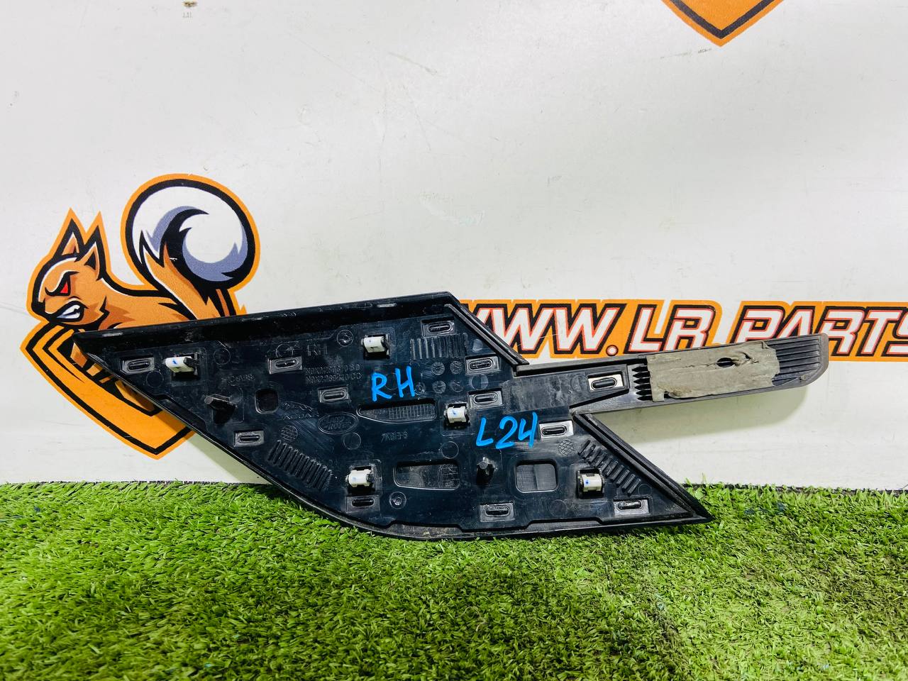 LR168678 Right wing moulding for Range Rover Sport L461 (2023-) Used cost € in stock 3 pcs.