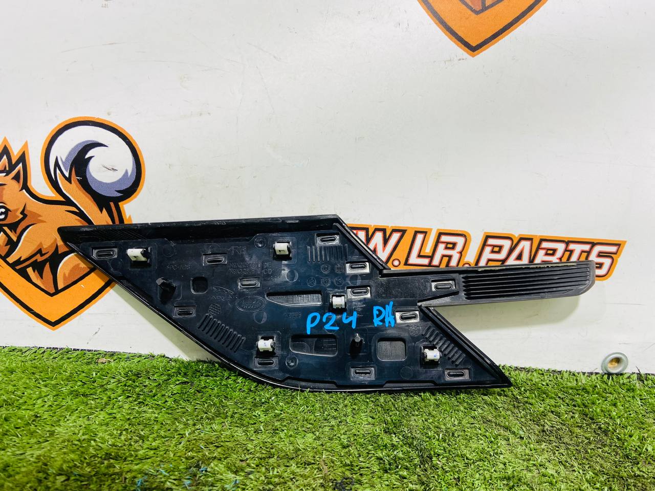 LR168678 Right wing moulding for Range Rover Sport L461 (2023-) Used cost € in stock 3 pcs.