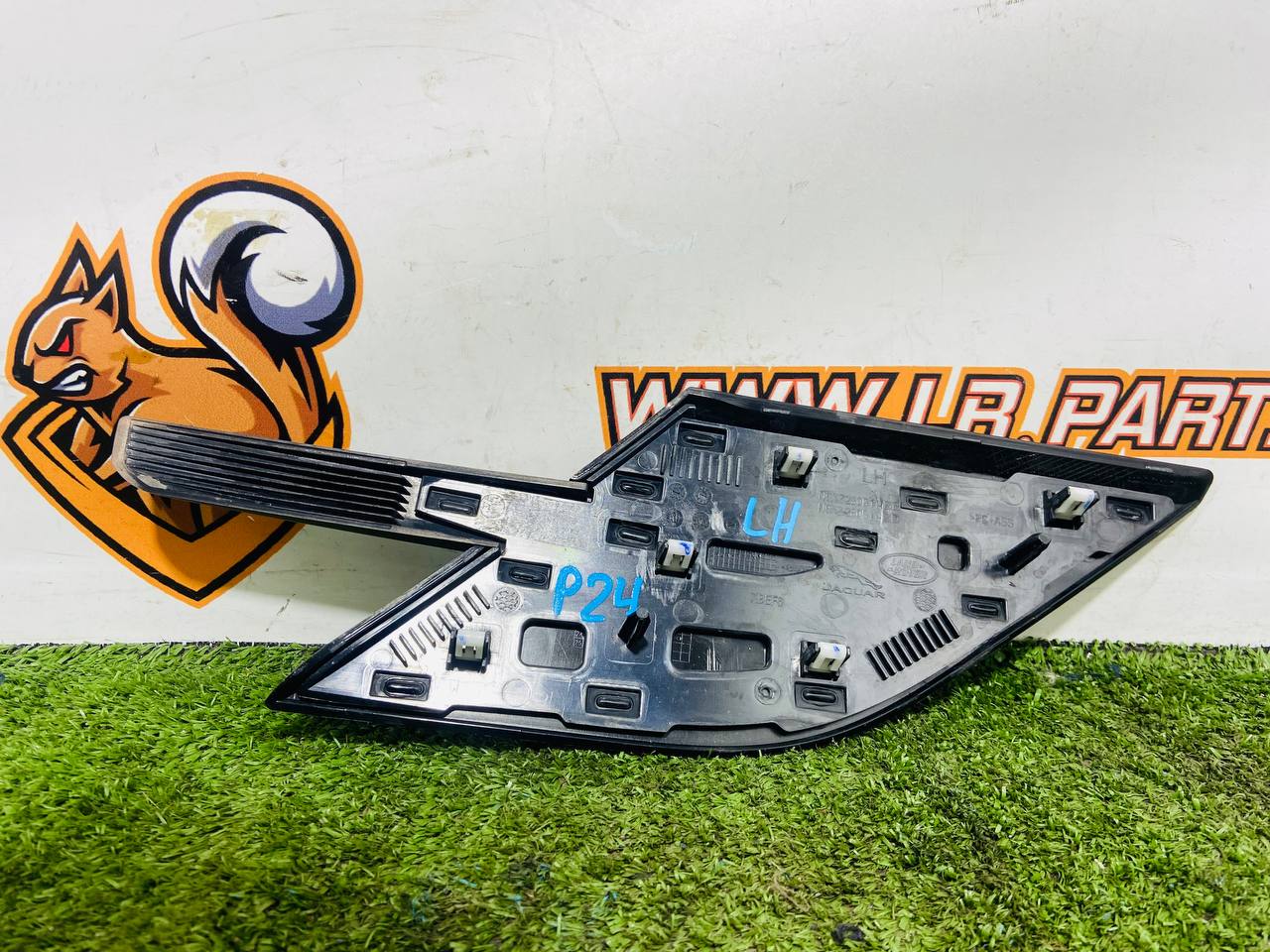 LR168681 Left wing molding Range Rover Sport L461 (2023-) Used cost € in stock 3 pcs.