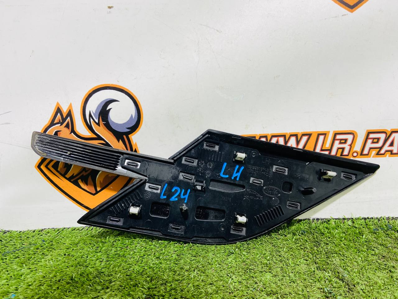 LR168681 Left wing molding Range Rover Sport L461 (2023-) Used cost € in stock 3 pcs.