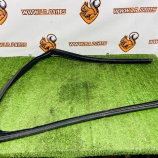 LR168758 Guide glass for the rear left door of Range Rover Sport L461 (2023-) Used cost € in stock 1 pcs.