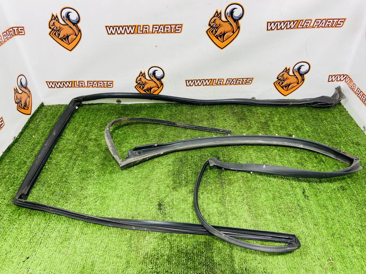 LR168777 Rear right door seal for Range Rover Sport L461 (2023-) Used cost € in stock 1 pcs.