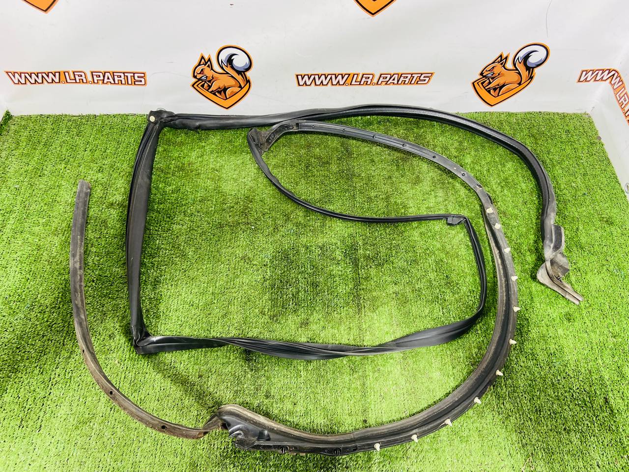 LR168778 Rear left door seal for Range Rover Sport L461 (2023-) Used cost € in stock 1 pcs.