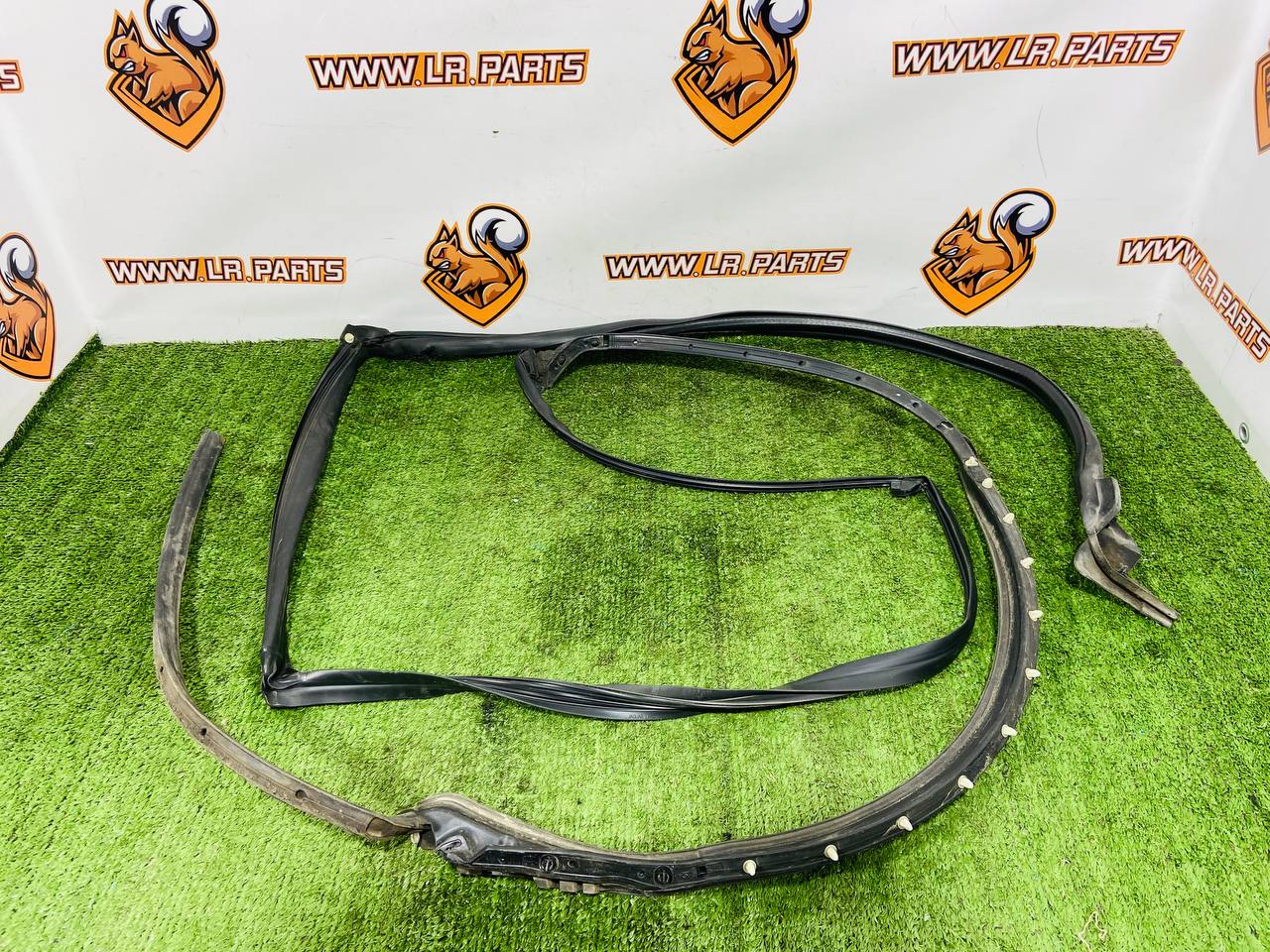 LR168778 Rear left door seal for Range Rover Sport L461 (2023-) Used cost € in stock 1 pcs.