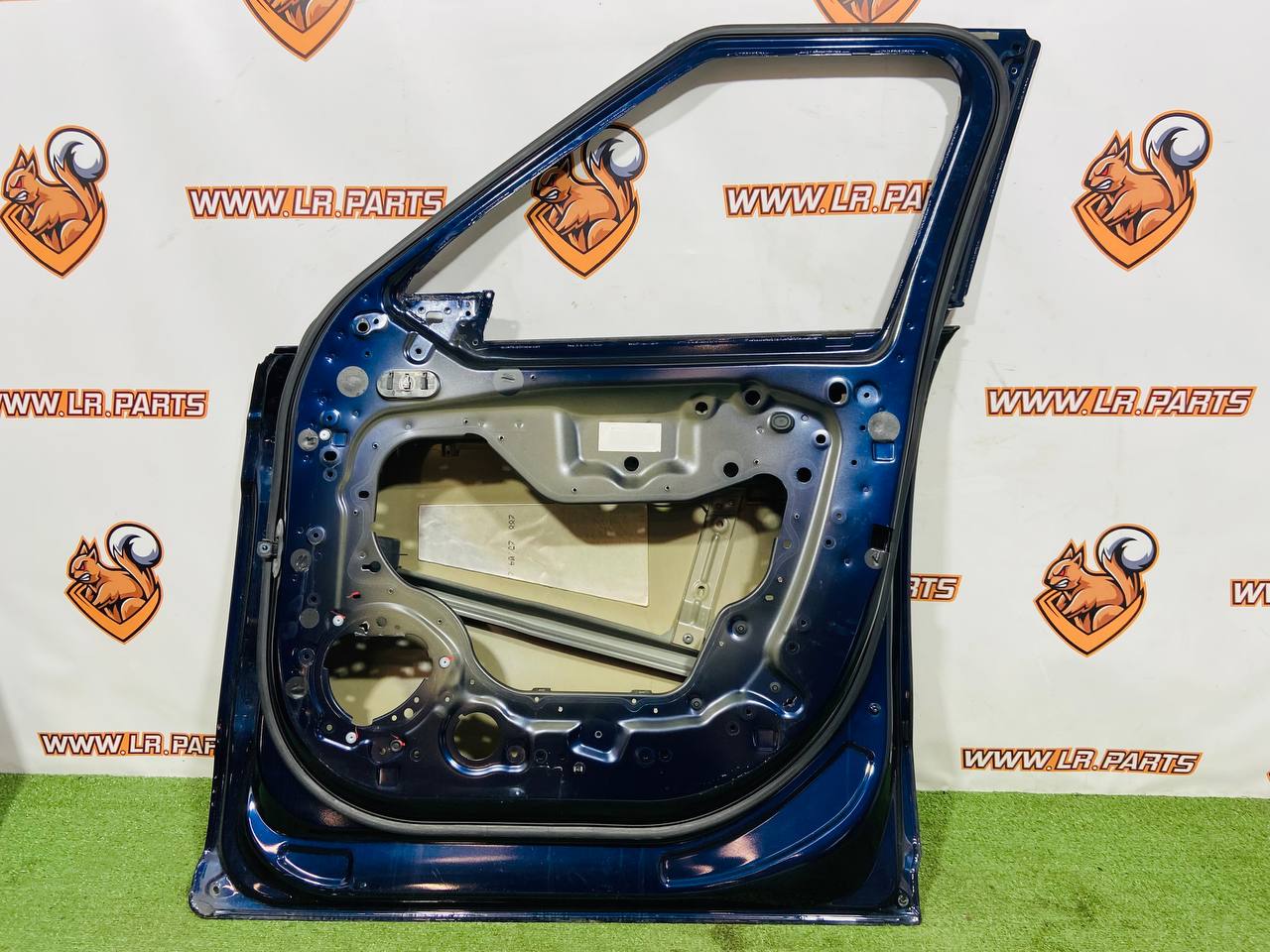 LR168948 Front right door Range Rover Sport L461 (2023-) Used cost 1 100 € in stock 2 pcs.