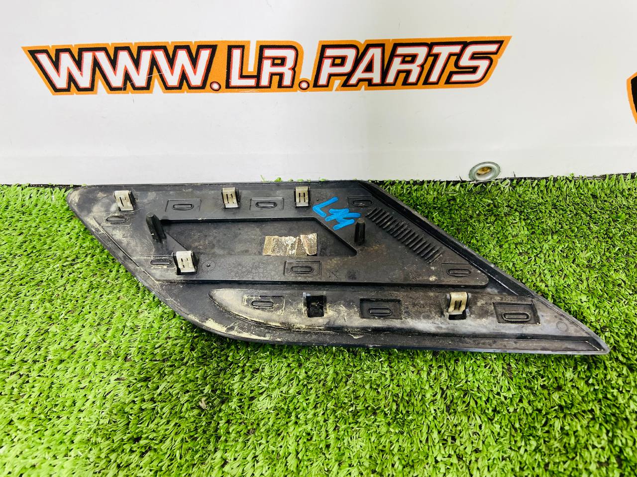 LR169083 Right Hood Deflector Range Rover Sport L461 (2023-) Used cost 120 € in stock 3 pcs.