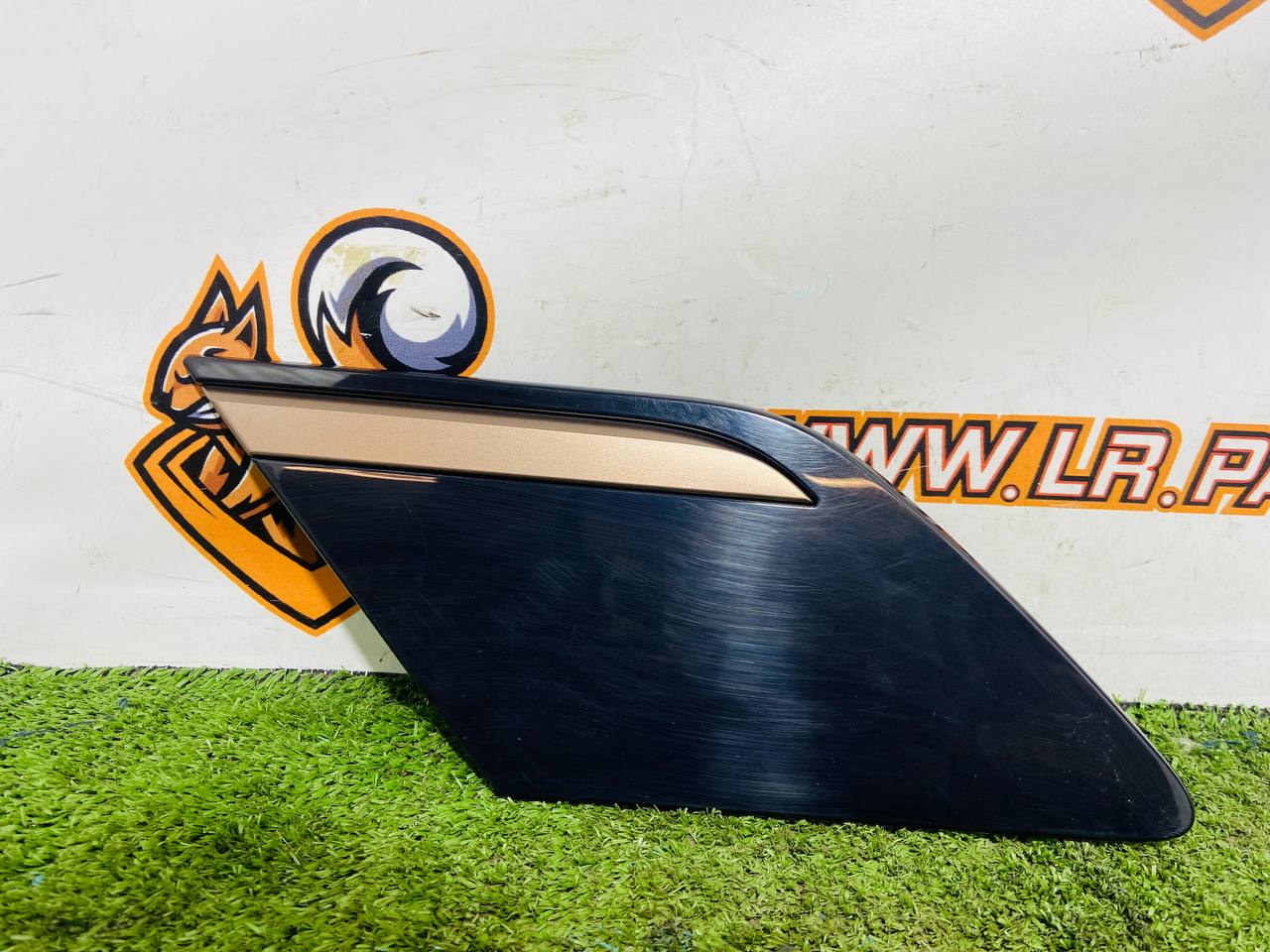 LR169083 Right Hood Deflector Range Rover Sport L461 (2023-) Used cost 120 € in stock 3 pcs.