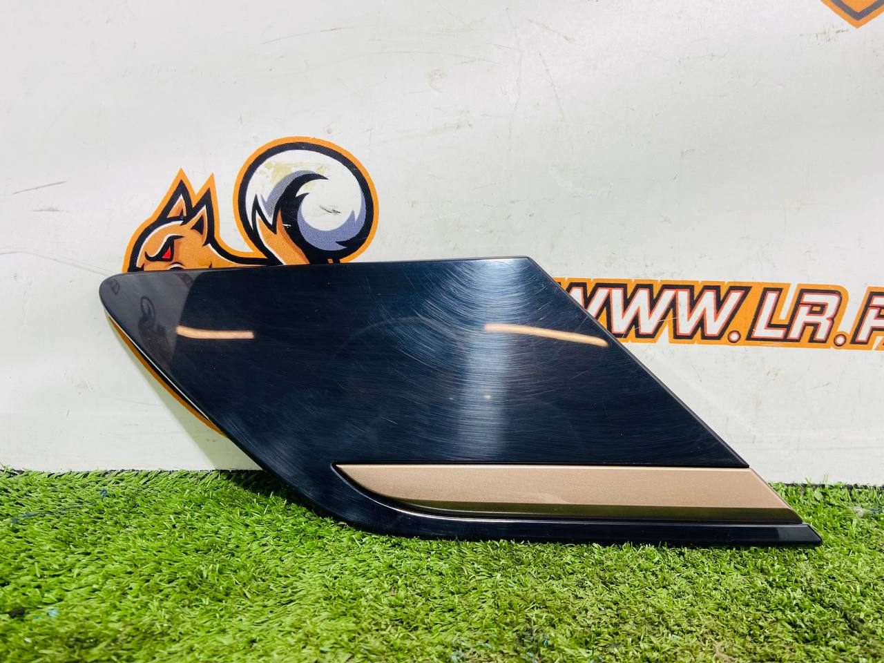 LR169083 Right Hood Deflector Range Rover Sport L461 (2023-) Used cost 120 € in stock 3 pcs.