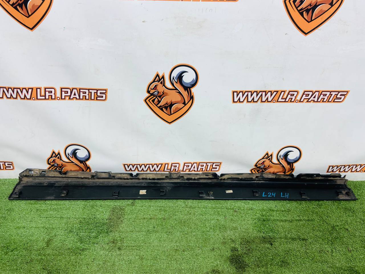 LR169124 Front left door threshold molding for Range Rover Sport L461 (2023-) Used cost 80 € in stock 1 pcs.