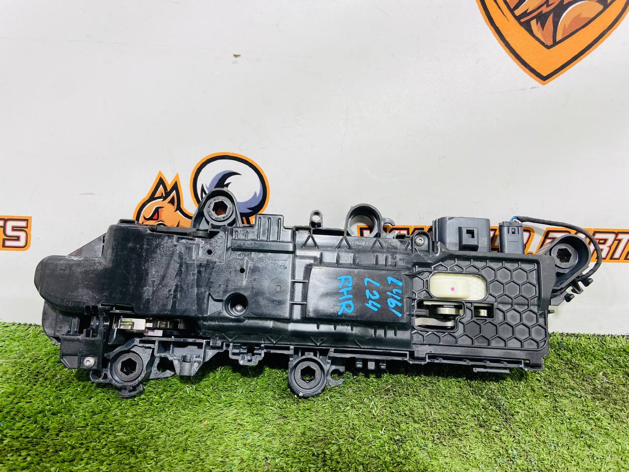 LR174227 Exterior rear right door handle Range Rover Sport L461 (2023-) Used cost 260 € in stock 5 pcs.