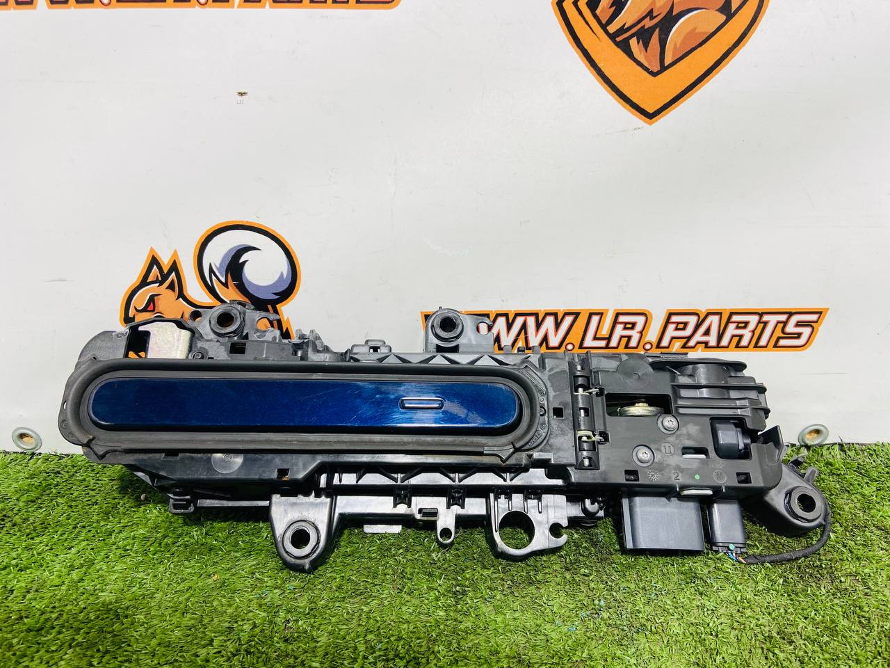 LR174227 Exterior rear right door handle Range Rover Sport L461 (2023-) Used cost 260 € in stock 5 pcs.