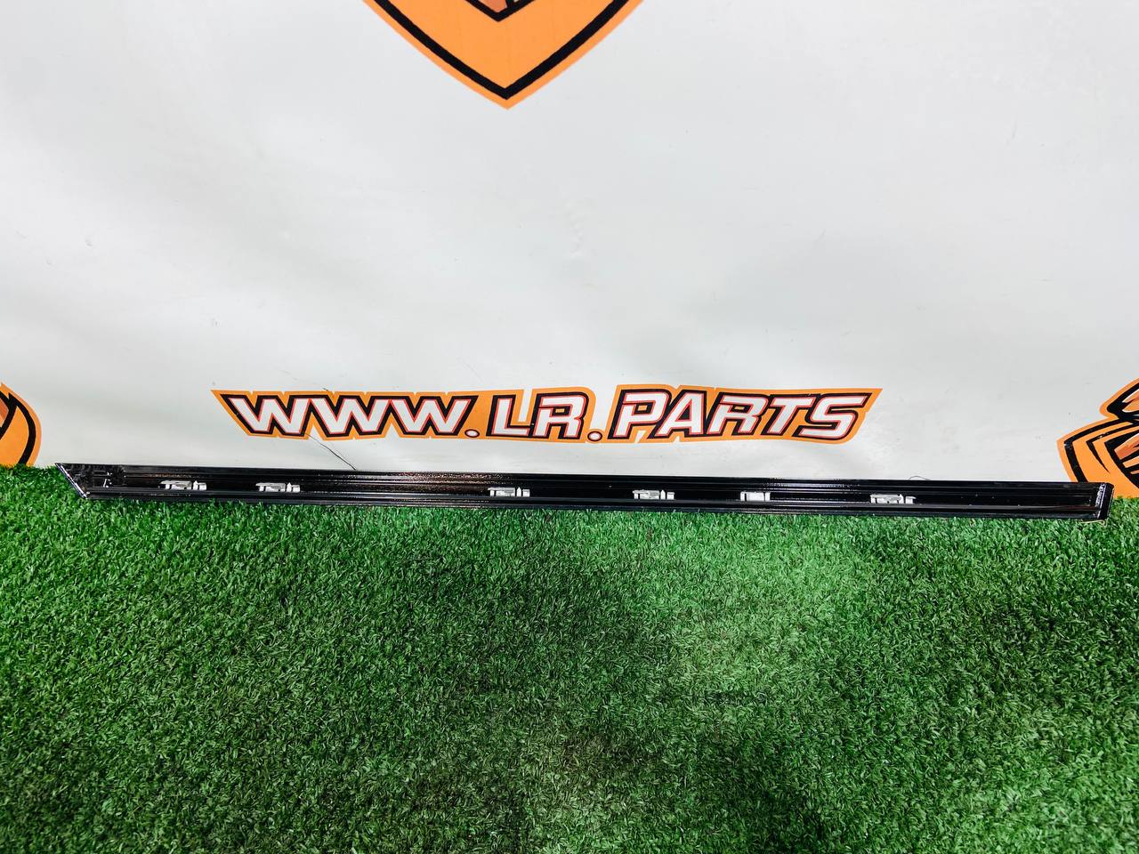 LR178955 Upper right rear door molding Range Rover Sport L461 (2023-) Used cost 63 € in stock 2 pcs.