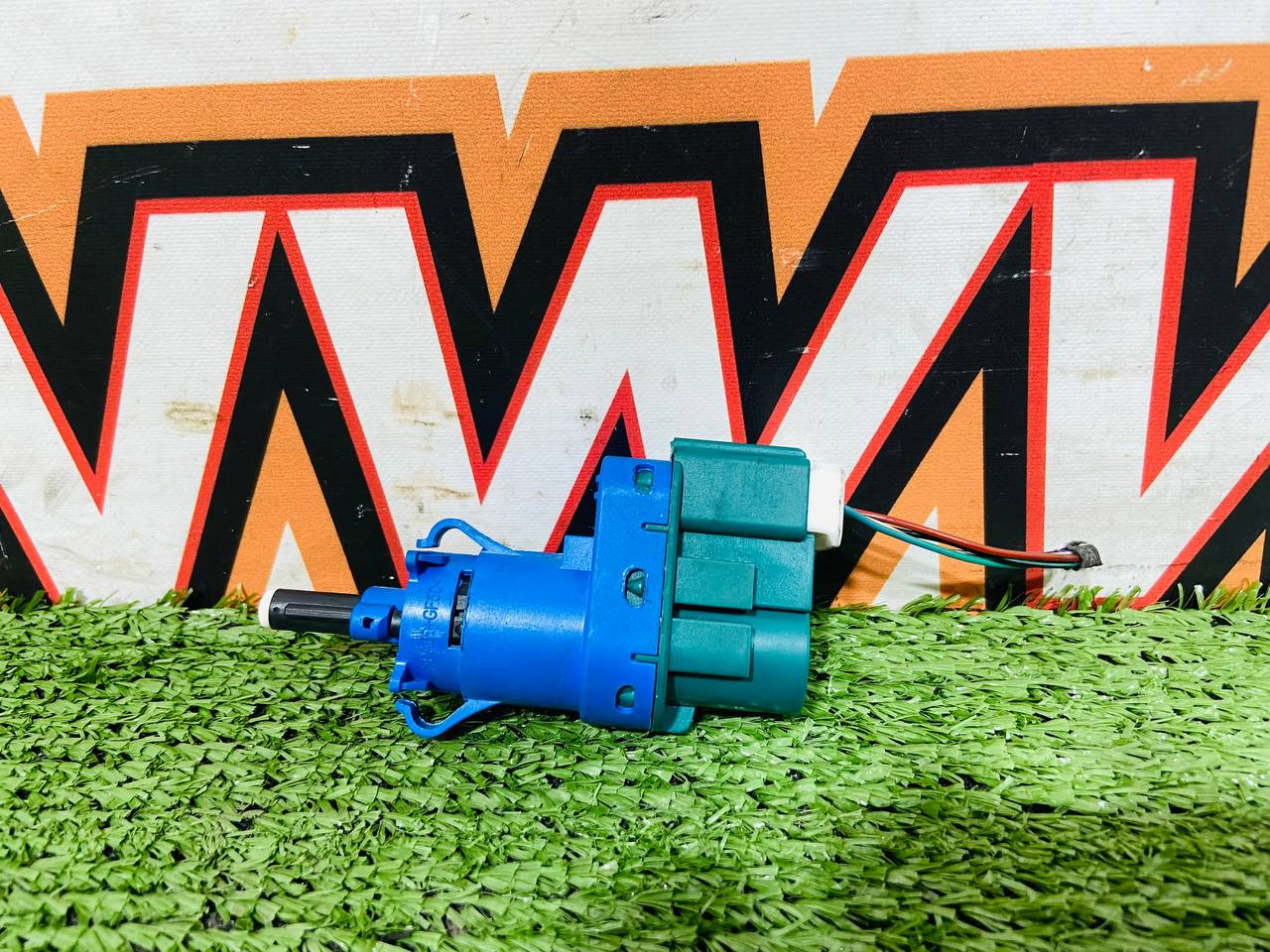 LR047598 Brake light switch RANGE ROVER EVOQUE (L538) 2011-2018 Used cost 10 € in stock 2 pcs.