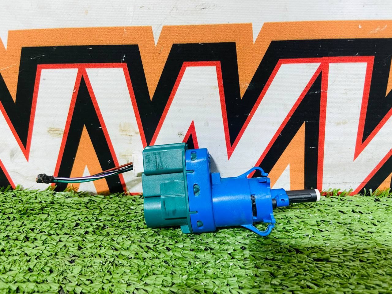 LR047598 Brake light switch RANGE ROVER EVOQUE (L538) 2011-2018 Used cost 10 € in stock 2 pcs.