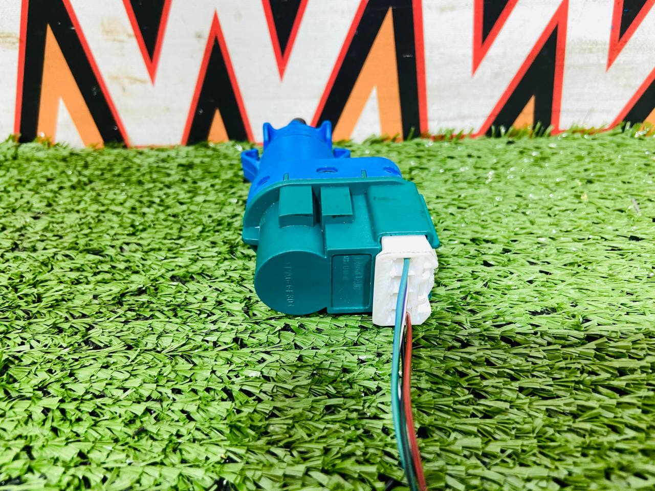 LR047598 Brake light switch RANGE ROVER EVOQUE (L538) 2011-2018 Used cost 10 € in stock 2 pcs.