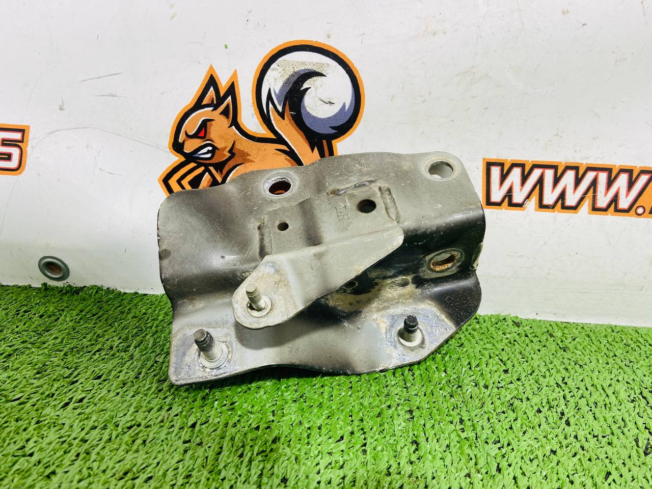LR080206 Left hood hinge bracket Land Rover Discovery 5 L462 (2017-) Used cost € in stock 1 pcs.