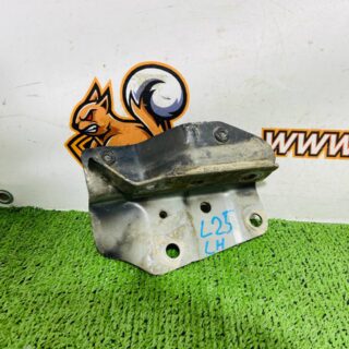 LR080206 Left hood hinge bracket Land Rover Discovery 5 L462 (2017-) Used cost  € in stock 1 pcs.