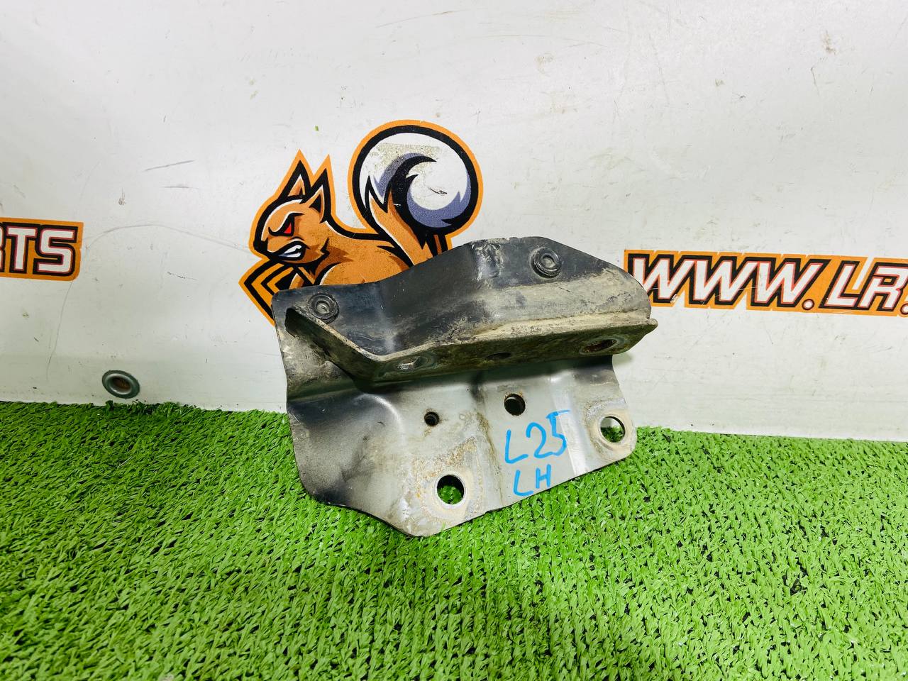 LR080206 Left hood hinge bracket Land Rover Discovery 5 L462 (2017-) Used cost € in stock 1 pcs.