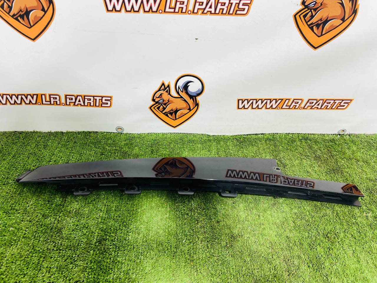 LR105993 Rear Right Door Molding Used Land Rover Discovery 5 L462 (2017-) cost 27 € in stock 2 pcs.