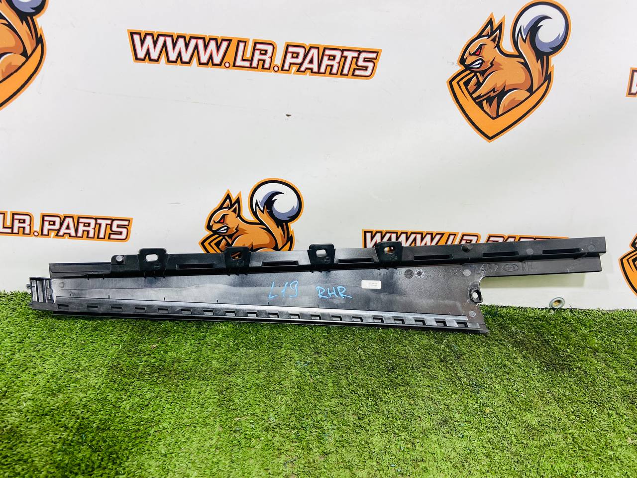 LR105993 Rear Right Door Molding Used Land Rover Discovery 5 L462 (2017-) cost 27 € in stock 2 pcs.