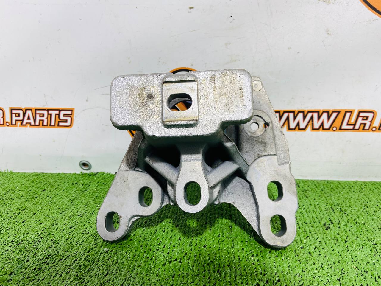 LR144459 Engine mount Range Rover Evoque New L551 (2019-) used cost 75 € in stock 5 pcs.