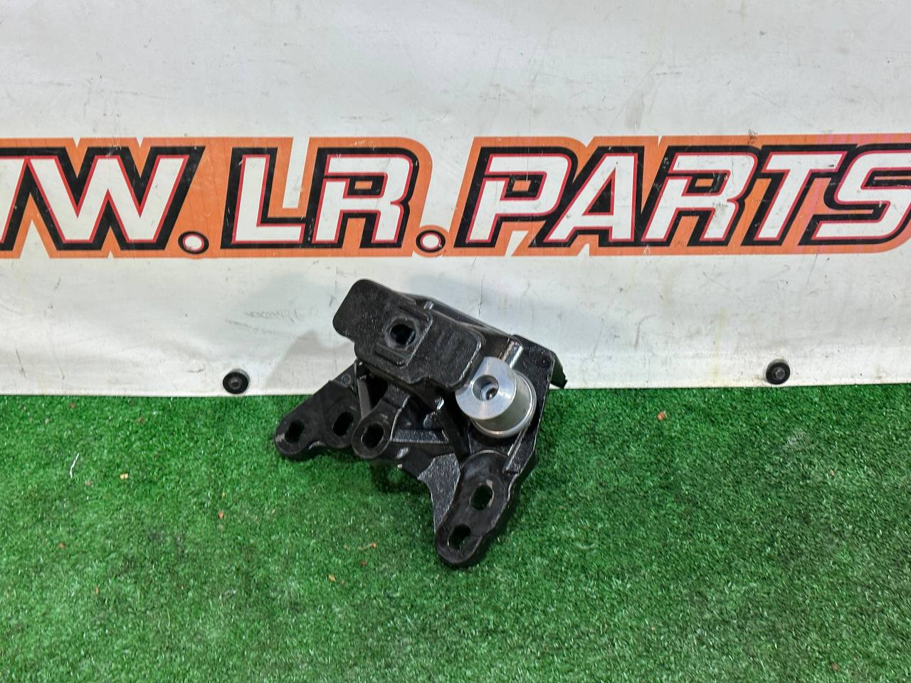 LR144459 Engine mount Range Rover Evoque New L551 (2019-) used cost 75 € in stock 5 pcs.