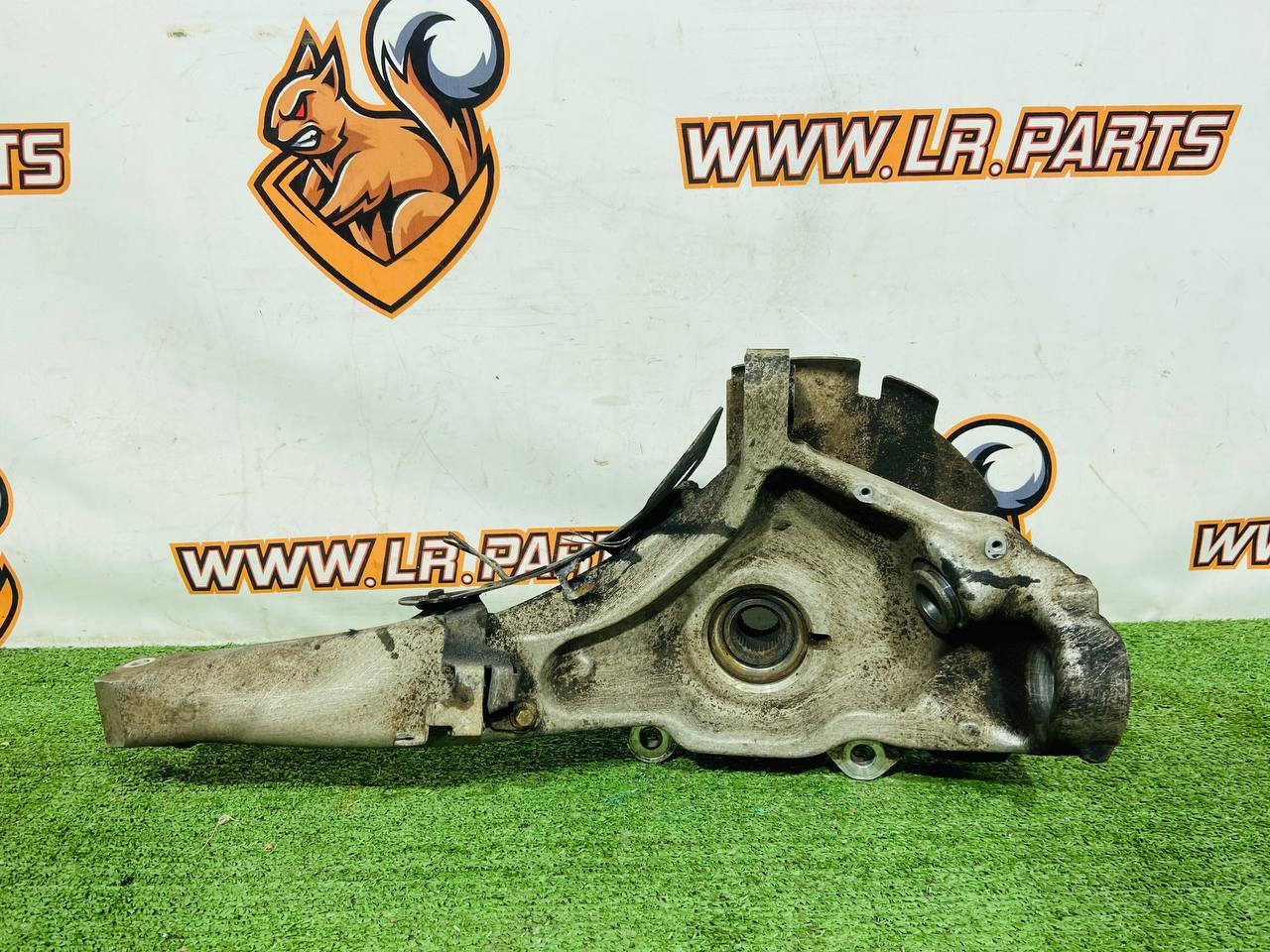 LR155543 Steering knuckle (pin) front left Range Rover L405 (2013-2021) used cost 500 € in stock 2 pcs.