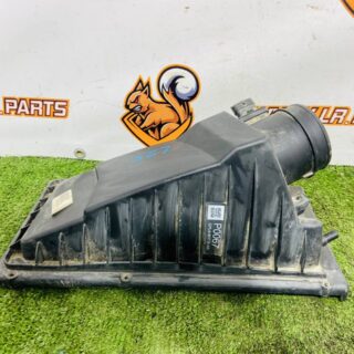 LR095546 Air filter housing 3.0 D left upper part + air flow meter Land Rover Discovery 5 L462 (2017-) Used cost  € in stock 1 pcs.