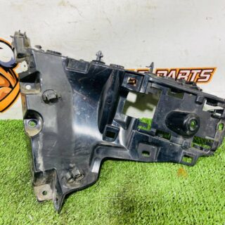 LR129799 Right bumper bracket of Land Rover New Defender L663 (2020-) Used cost  € in stock 1 pcs.