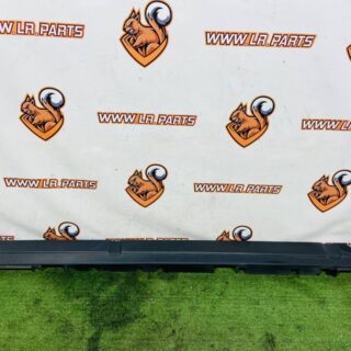 LR131562 Right door threshold molding Land Rover New Defender L663 (2020-) Used cost  € in stock 1 pcs.