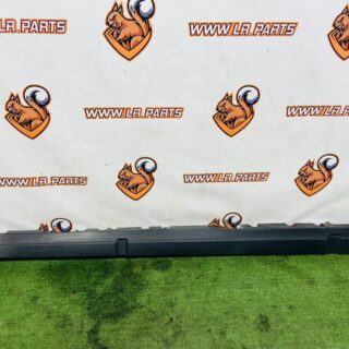 LR131563 Left door sill molding Land Rover New Defender L663 (2020-) Used cost  € in stock 1 pcs.