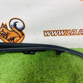 LR131928 Front left windshield pillar overlay Land Rover New Defender L663 (2020-) Used cost  € in stock 1 pcs.