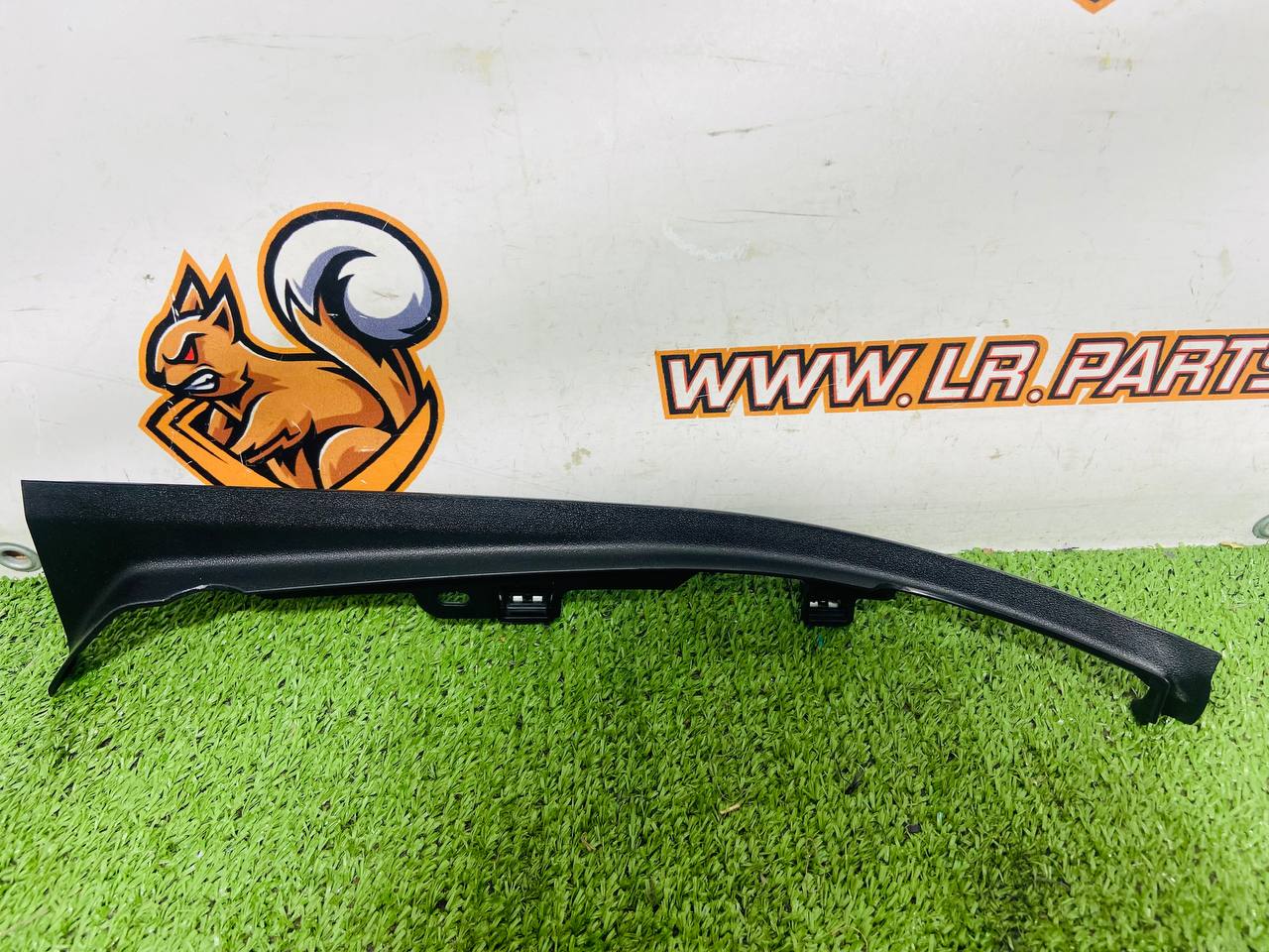 LR131928 Front left windshield pillar overlay Land Rover New Defender L663 (2020-) Used cost € in stock 1 pcs.