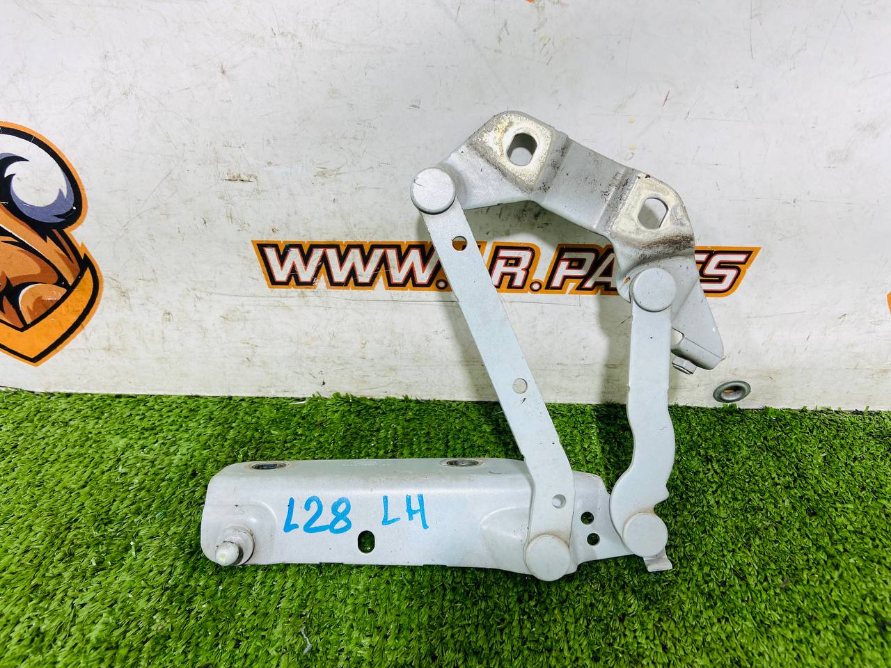 LR001565 Hood loop left Range Rover Evoque L538 (2012-2018) Used cost 38,89 € in stock 2 pcs.