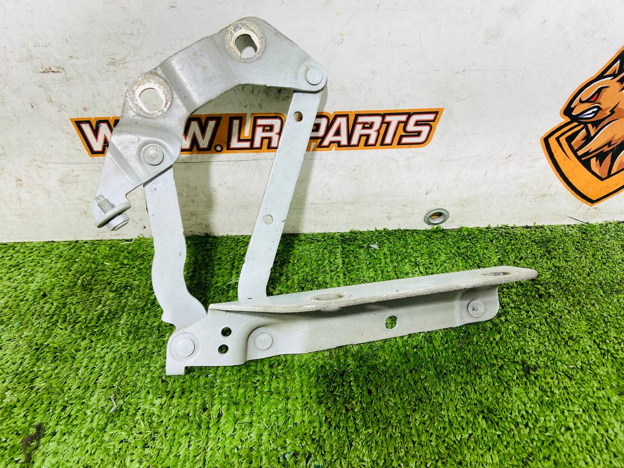 LR001565 Hood loop left Range Rover Evoque L538 (2012-2018) Used cost 38,89 € in stock 2 pcs.