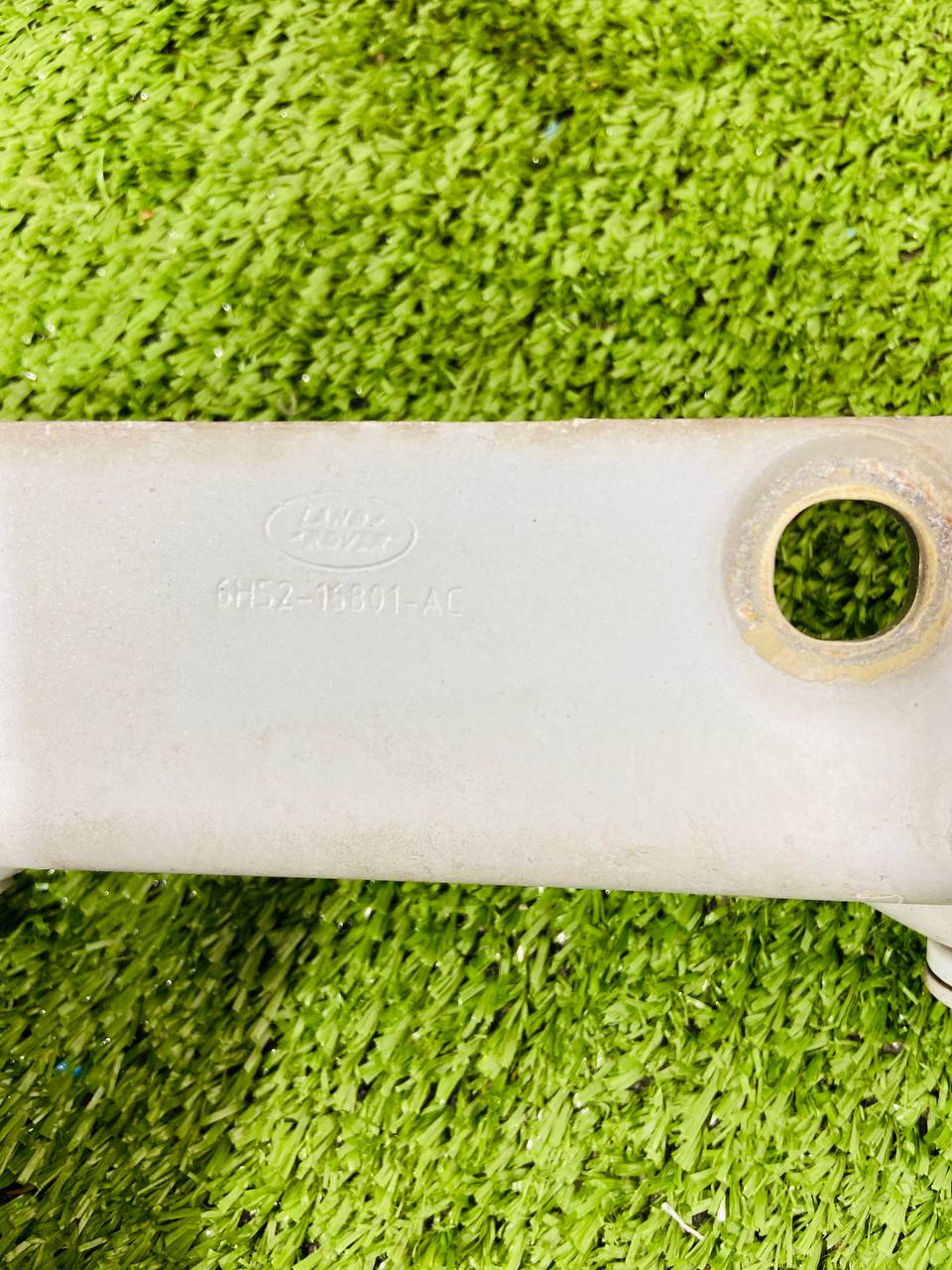 LR001565 Hood loop left Range Rover Evoque L538 (2012-2018) Used cost 38,89 € in stock 2 pcs.