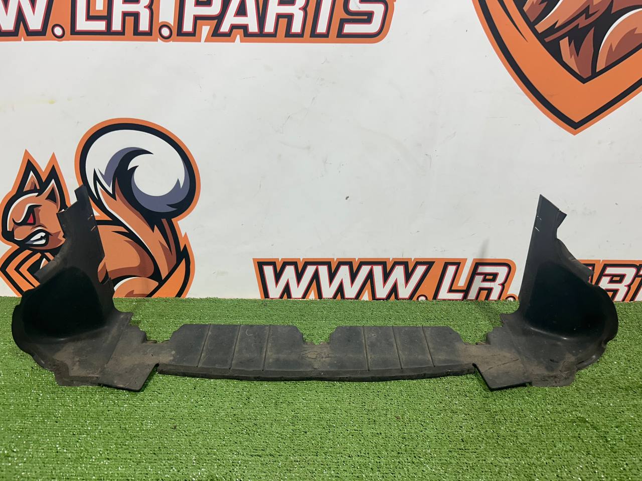 LR069699 Lower radiator deflector 2.0T petrol Range Rover Evoque L538 (2012-2018) used cost 40 € in stock 1 pcs.