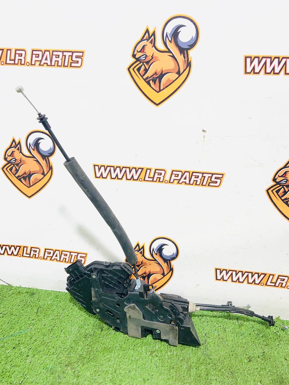 LR078720 Front door lock with closers Range Rover L405 (2013-2023) Used cost € in stock 1 pcs.