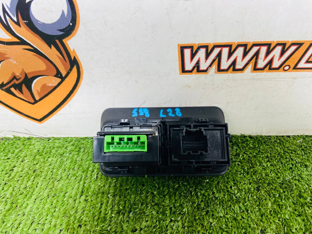 LR079408 Trunk opening button from the interior, light control unit for Range Rover Evoque L538 (2012-2018) Used. cost β¬ in stock 1 pcs.