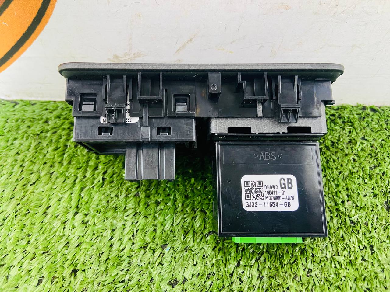 LR079408 Trunk opening button from the interior, light control unit for Range Rover Evoque L538 (2012-2018) Used. cost β¬ in stock 1 pcs.