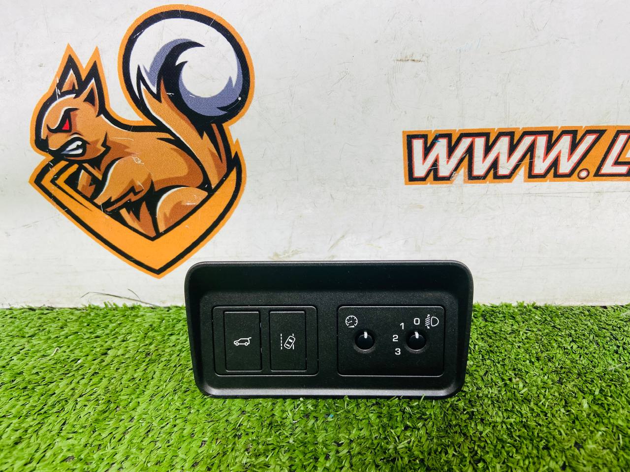 LR079408 Trunk opening button from the interior, light control unit for Range Rover Evoque L538 (2012-2018) Used. cost β¬ in stock 1 pcs.