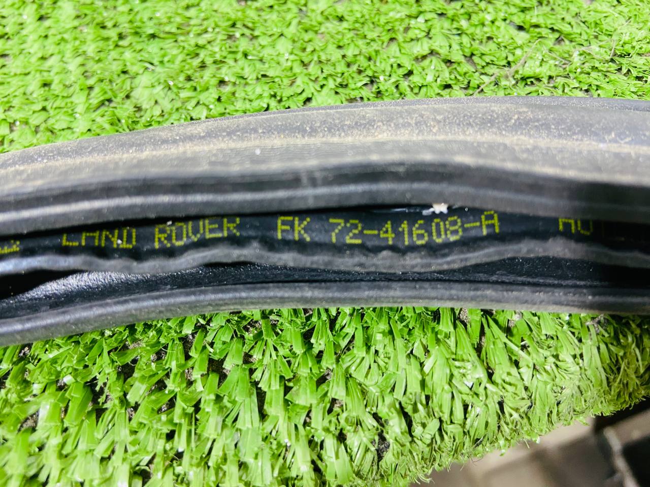 LR079670 Used Land Rover Discovery Sport L550 (2015-) rear body gasket cost 50 € in stock 1 pcs.