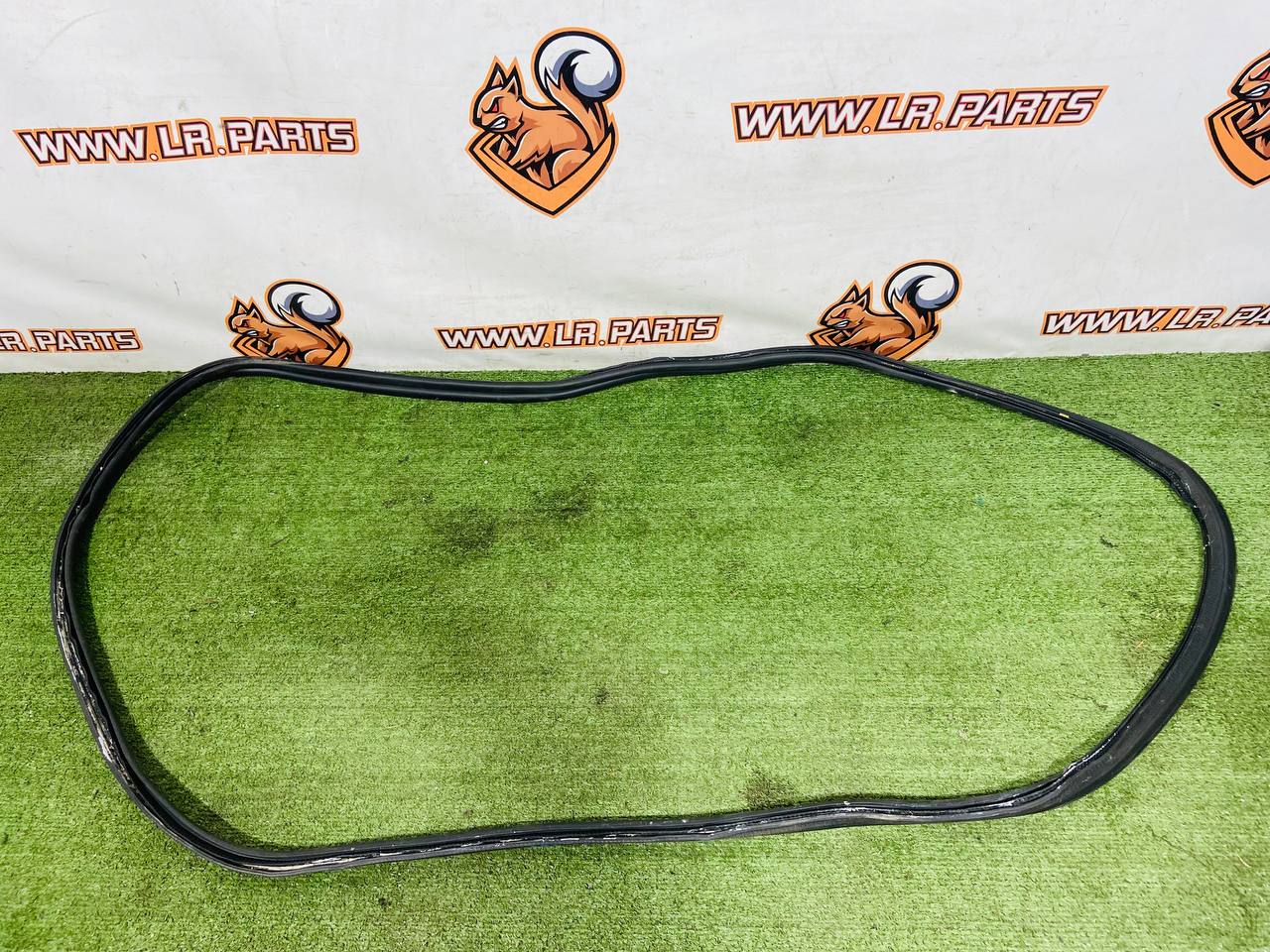 LR079670 Used Land Rover Discovery Sport L550 (2015-) rear body gasket cost 50 € in stock 1 pcs.