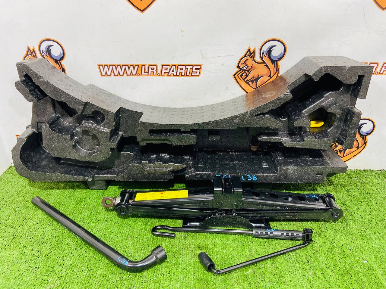 LR090436 Jack Range Rover Velar L560 (2018-) Used cost 70 € in stock 5 pcs.