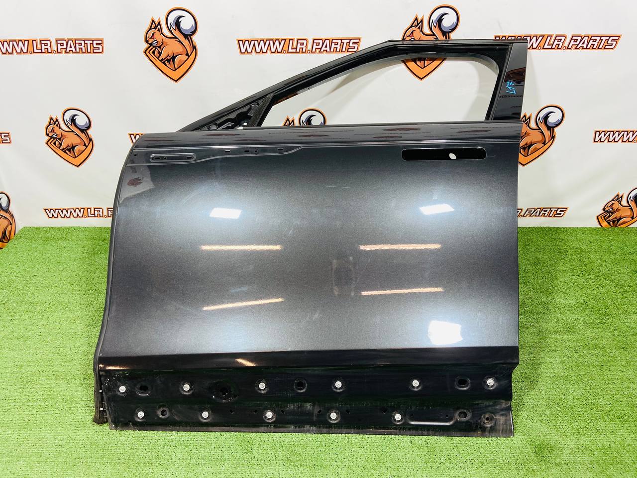 LR091718 Front left door for Range Rover Velar L560 (2018-) used - Image 31