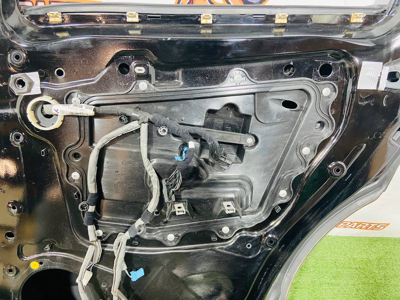 LR091719 Right rear door Range Rover Velar L560 (2018-) Used - Image 25
